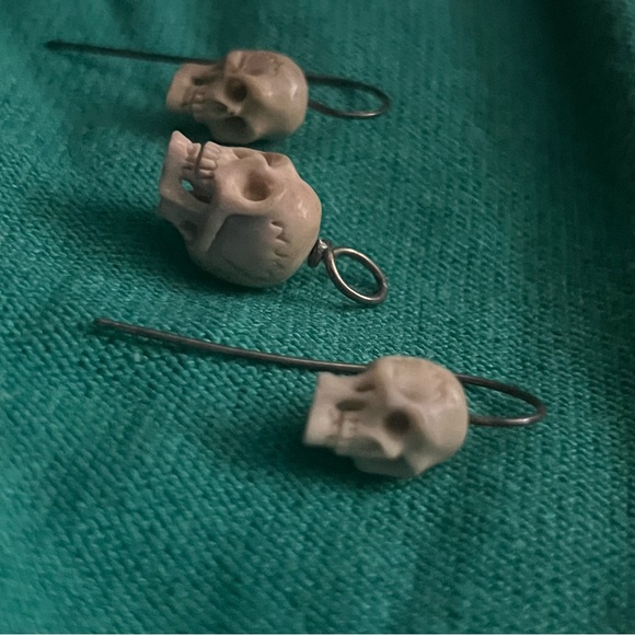 Rare bone carved skull earrings and pendant - Picture 5 of 13